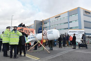 Activistas van en contra de Amazon en pleno Black Friday