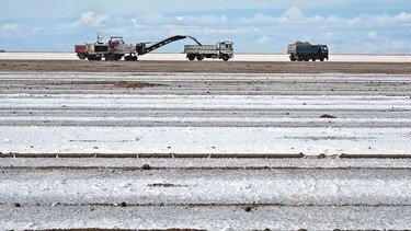 Consorcio de China acuerda industrializar litio en Bolivia
