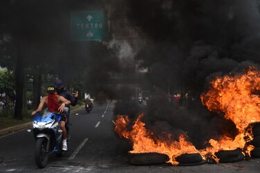 Al menos 17 carreteras permanecen bloqueadas en Guatemala en rechazo a fiscal general