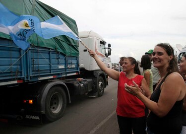 Transportistas argentinos levantan paro nacional