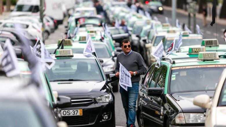 Operación 'tortuga' de taxis portugueses para protestar contra Uber