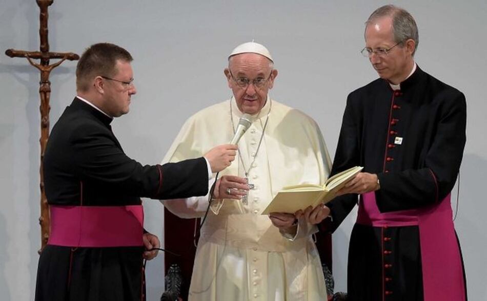 Colombia: Papa evoca lo oscuro del narcotráfico y reza por víctimas