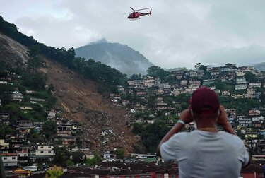 Búsqueda de desaparecidos se prolonga en una Petrópolis anegada por el lodo