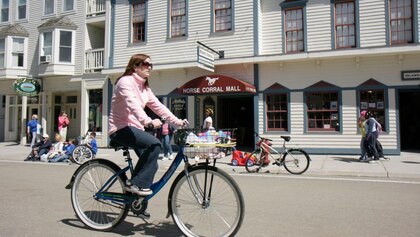Mackinac, la isla estadounidense donde los autos están prohibidos desde hace más de un siglo y ‘el caballo es el rey’