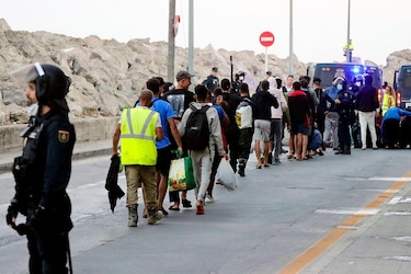 Las imágenes de la tensión durante el intento de desalojo de miles de migrantes de las playas de Ceuta