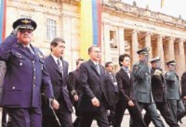 Desmovilización de rebeldes impulsará reelección de Uribe
