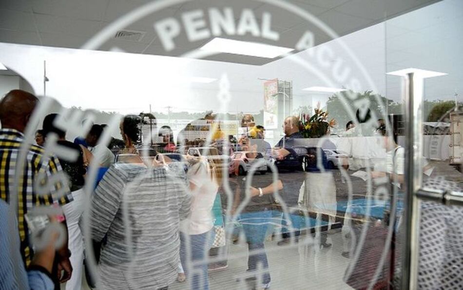 Juez ordena ‘detención provisional’ para mujer por rociar gasolina a su pareja