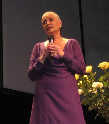 Sin su emblemática melena Romo habla de su lucha contra el cáncer