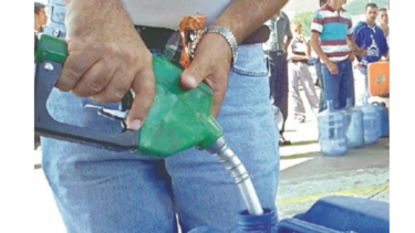 Escasez de gasolina desespera a venezolanos