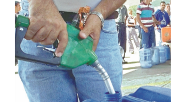 Escasez de gasolina desespera a venezolanos