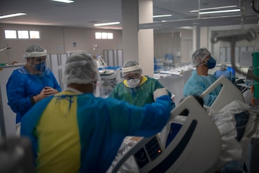 América Latina no puede con el coronavirus y Bolsonaro amenaza con sacar a Brasil de OMS
