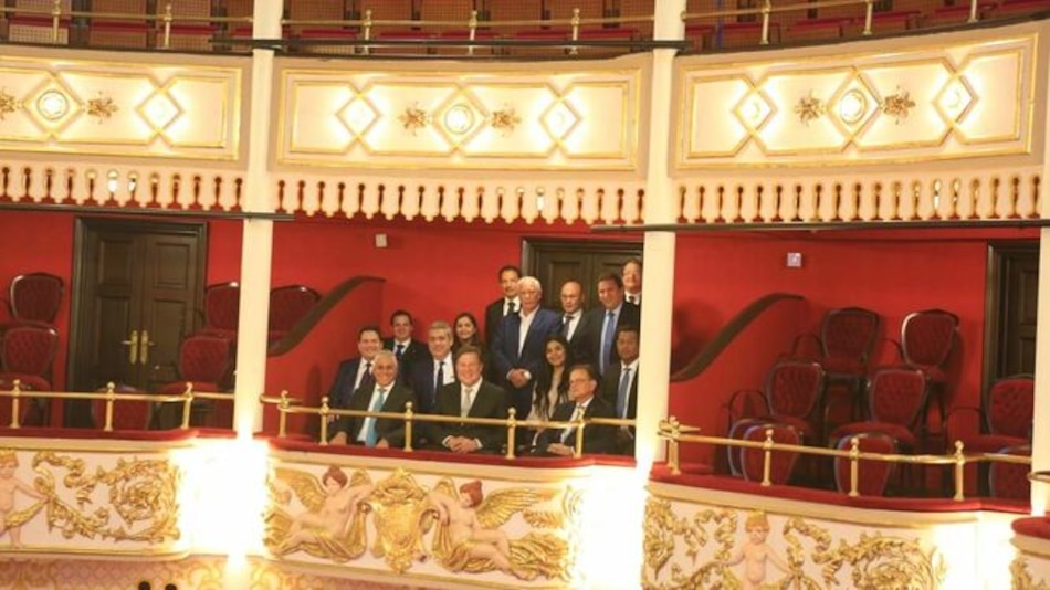 Varela y sus ministros recorren el Teatro Nacional