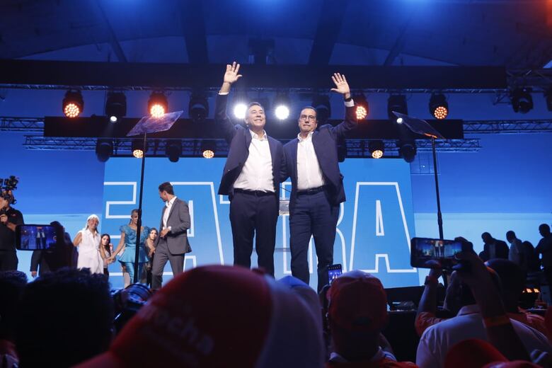 El balance de los cierres de campaña: discursos, música, hoteles y plazas públicas