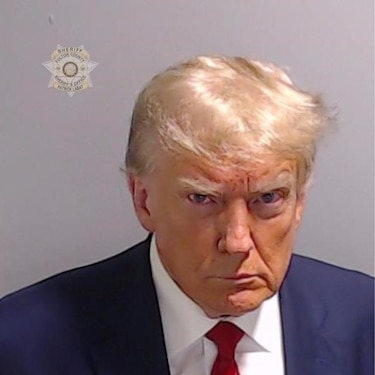 Biden se burla de la foto policial de Trump: ‘Un tipo guapo’