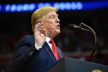 Trump promulga ley que apoya a manifestantes Hong Kong