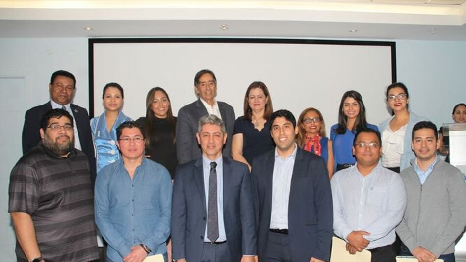 Lanzan convocatoria de becas para estudiar medicina