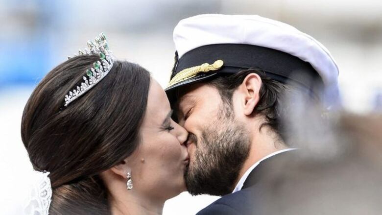 Príncipe sueco se casa con ex modelo y estrella de televisión