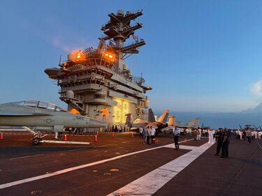 El Nimitz: lisonja y sumisión