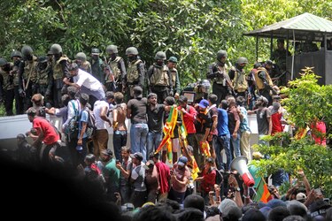 Manifestantes irrumpen en la oficina de primer ministro de Sri Lanka tras huida del presidente