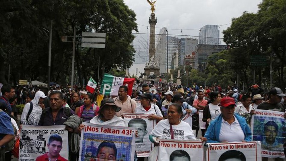 Padres de 43 estudiantes exigen justicia dos años después