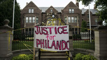 Exigen investigación por muerte de un hombre a manos de policía en Estados Unidos