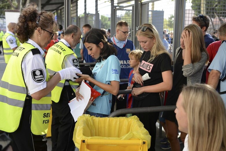 Tras el ataque, el balón vuelve a rodar en el Camp Nou de Barcelona