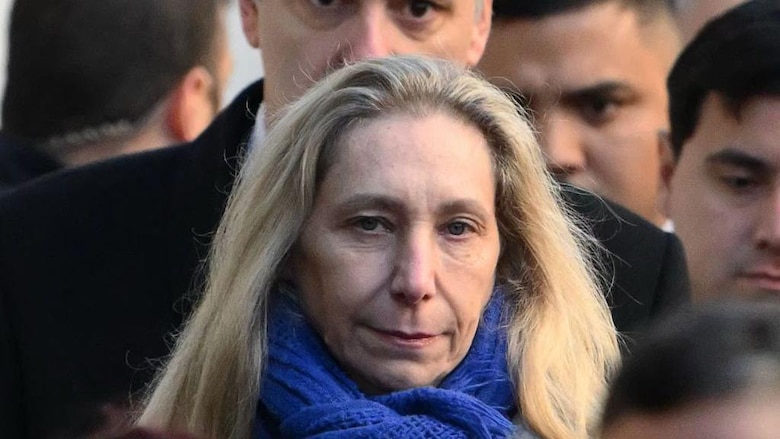 Las duras semanas de Javier Milei: escándalo de corrupción, caída de la popularidad y apedreado en plena campaña electoral en Argentina