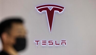 Estados Unidos imputa a tres personas por los ataques contra Tesla y pide hasta 20 años de prisión
