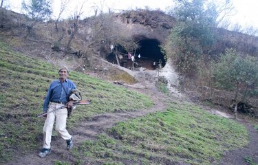 Él es Pedro Luca, el argentino de 79 años que vive desde 1976 en una cueva