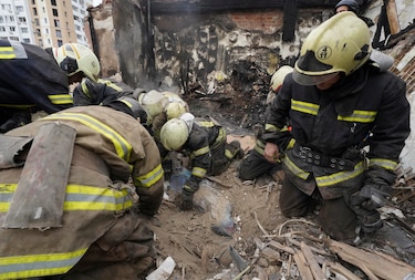 Hallan bajo los escombros el cuerpo sin vida de la abuela del niño muerto en ataque ruso