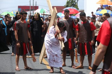 Feligreses reviven la pasión de Cristo este Viernes Santo