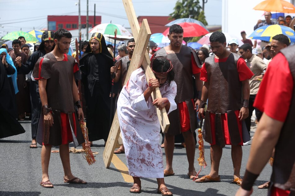 Feligreses reviven la pasión de Cristo este Viernes Santo