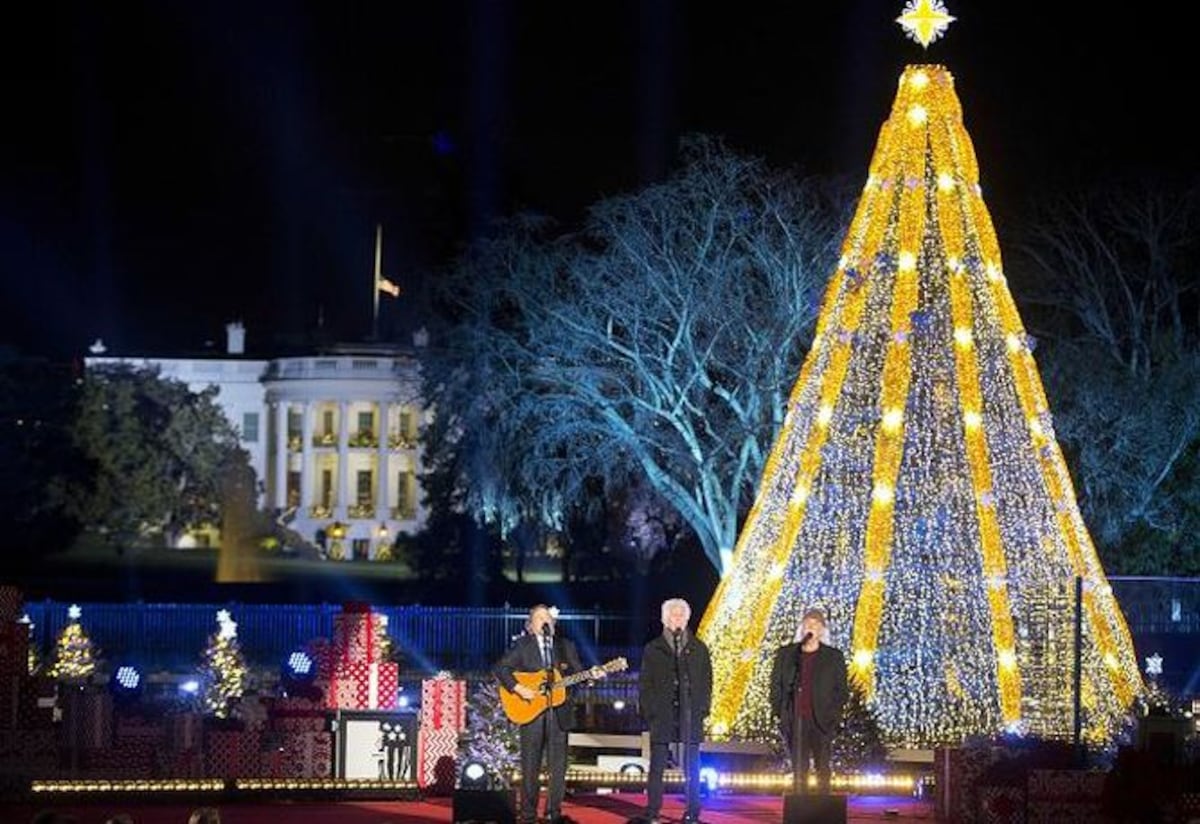 Obama enciende árbol nacional de Navidad