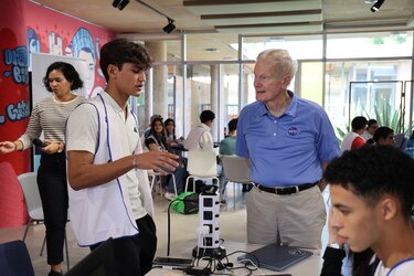 Estudiantes panameños presentan proyectos innovadores al administrador de la NASA