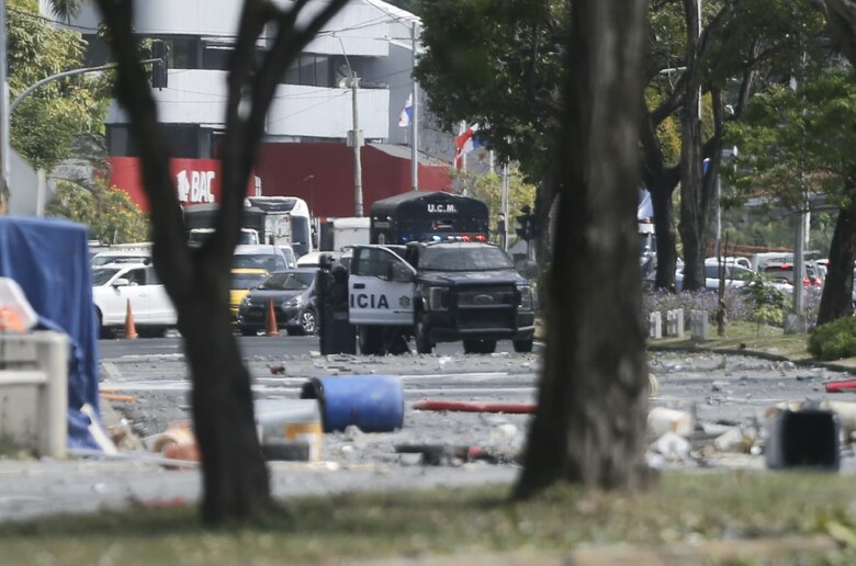 Policía reporta 16 agentes lesionados, 480 detenidos y $267 mil en daños tras disturbios en la avenida Balboa