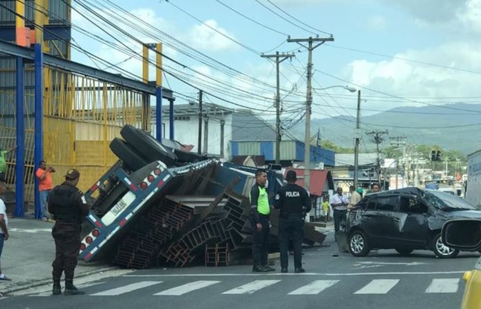 Mula se vuelca con carga en Pedregal, sin dejar heridos