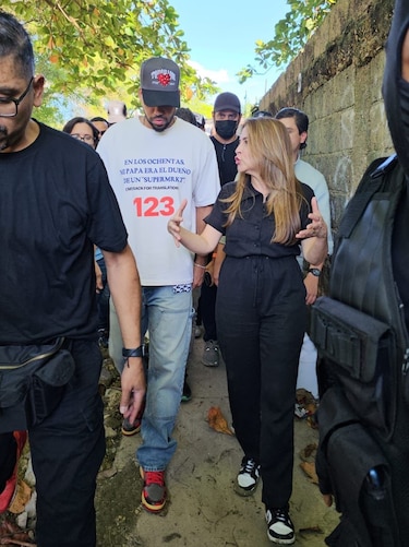 Romeo Santos recorrió un sector de la capital dominicana afectado por las lluvias