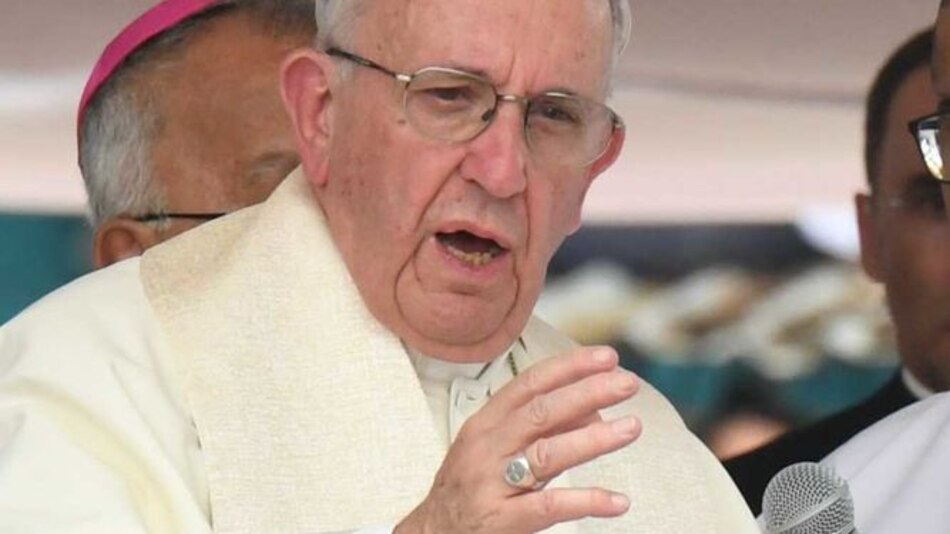 Papa rechaza violencia y pide solución a la crisis en Venezuela