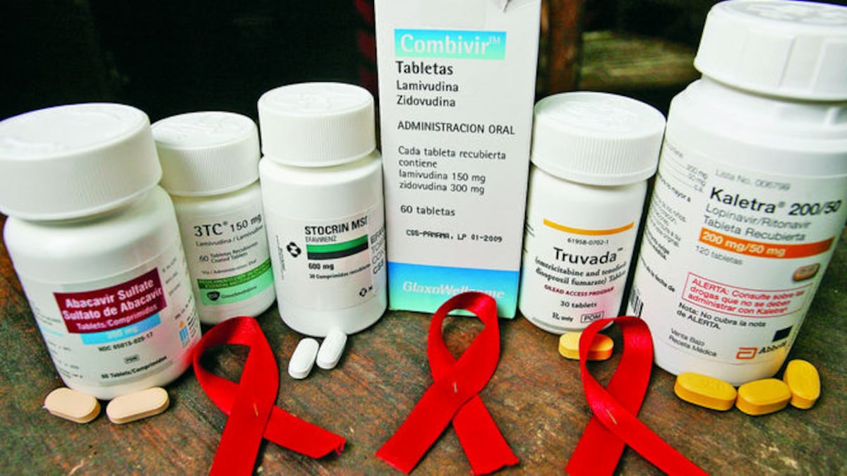 La terapia antirretroviral busca disminuir el nivel de carga viral y aumentar las defensas.