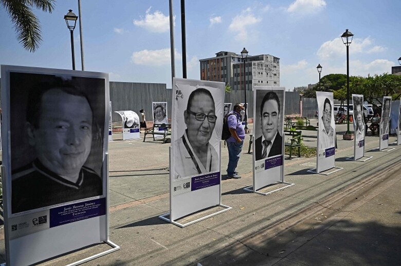 El Salvador rinde homenaje a trabajadores de la salud muertos por la Covid-19