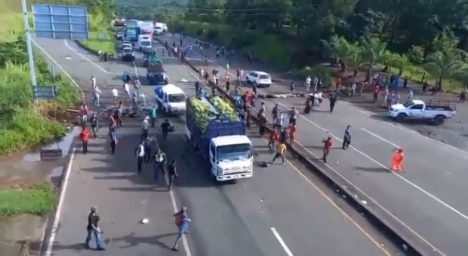 Conductores deciden atravesar bloqueo en Horconcitos; dos manifestantes resultan heridos