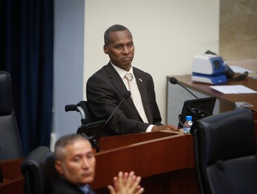 Luego de ser proclamado por el TE, Luis Omar Ortega asume su curul en la Asamblea