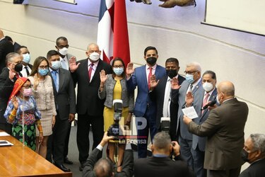 Crispiano Adames juramenta a los presidentes de las comisiones permanentes de la Asamblea Nacional
