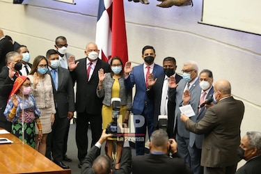 Crispiano Adames juramenta a los presidentes de las comisiones permanentes de la Asamblea Nacional
