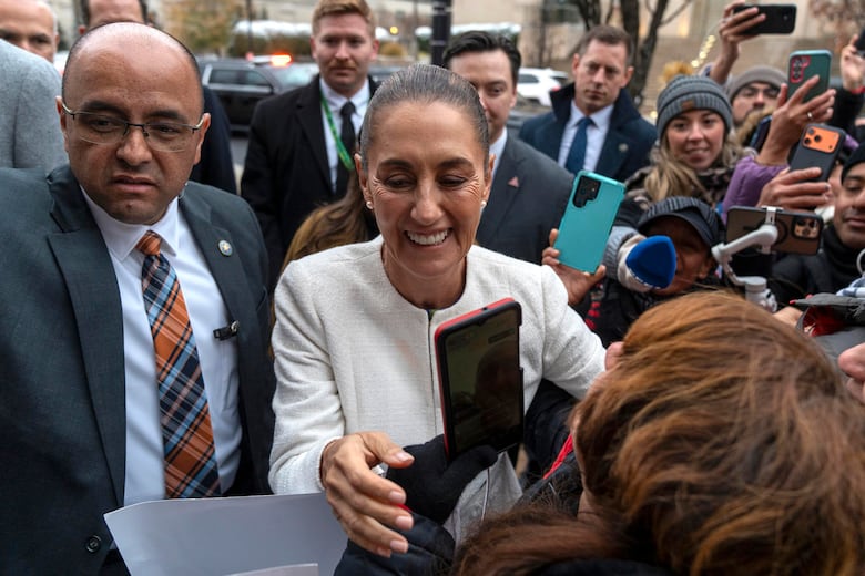 Sheinbaum se reúne con migrantes mexicanos en Estados Unidos y pide un buen trato para ellos