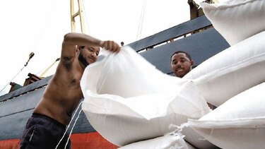 Caída del crudo agudizará crisis del precio del azúcar