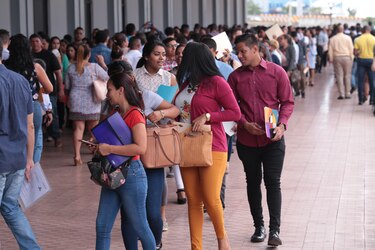 Jóvenes ganan 5% menos que el salario promedio y tienen poco acceso a mejores puestos