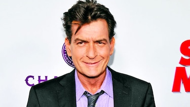 La mujer acusada de atacar a Charlie Sheen se declara no culpable