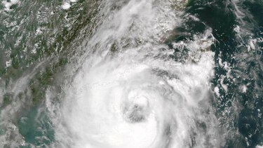 Hong Kong cancela vuelos ante la llegada inminente del tifón Nida