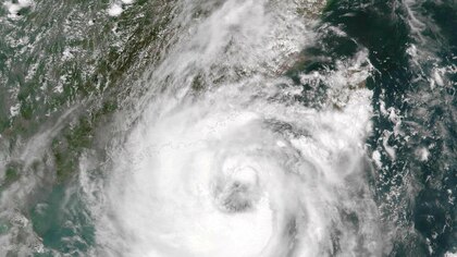 Hong Kong cancela vuelos ante la llegada inminente del tifón Nida